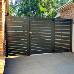 Gate with a screen either side (Gate centered)