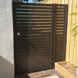 Gate with a fixed screen either on one side OR the other